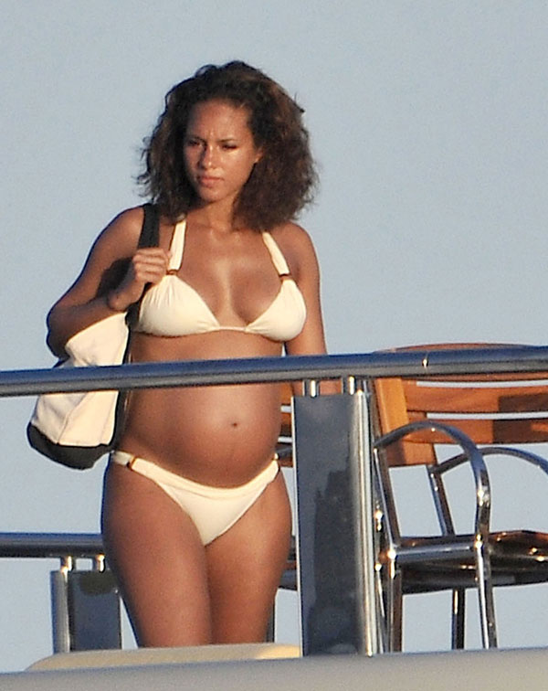 Alicia Keys Porn - Alicia Keys Exposes Belly in 2 Piece | The Jasmine Brand